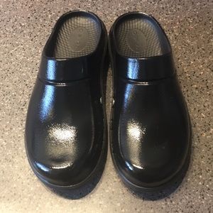 Oofos Unisex Clogs. M6-W8